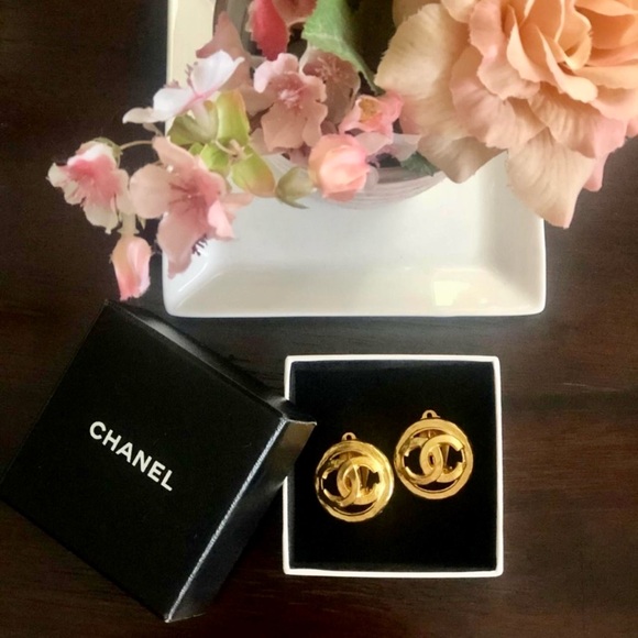RARE 100% AUTHENTIC CHANEL CLIP ON EARRINGS - Picture 1 of 5